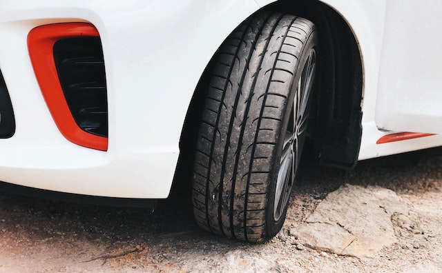 Un pneu de voiture