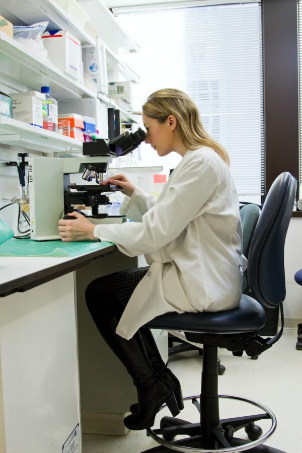 généticien analyse un échantillon lors d'un test ADN