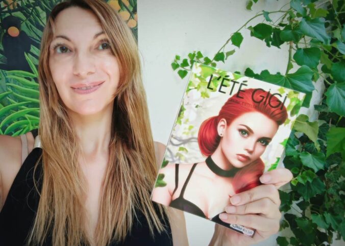 Une femme souriante tenant le livre "Céline Estelle, L’été Gigi".