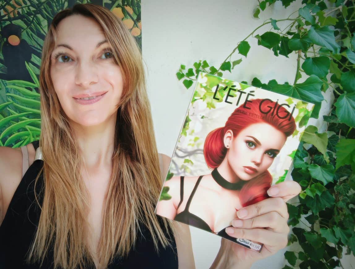 Une femme souriante tenant le livre "Céline Estelle, L’été Gigi".