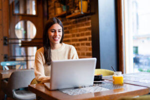 Améliorer la vitesse site internet Lyon demande de la rigueur et une approche globale. Les erreurs courantes comme la négligence