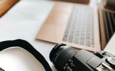 Appareil photo et ordinateur portable sur une table blanche