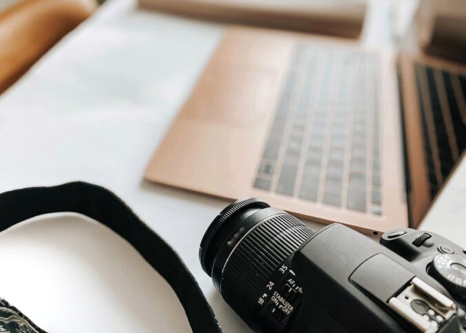 Appareil photo et ordinateur portable sur une table blanche