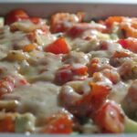 Des légumes gratinés au fromage fondu dans un plat à four