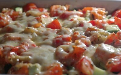 Des légumes gratinés au fromage fondu dans un plat à four