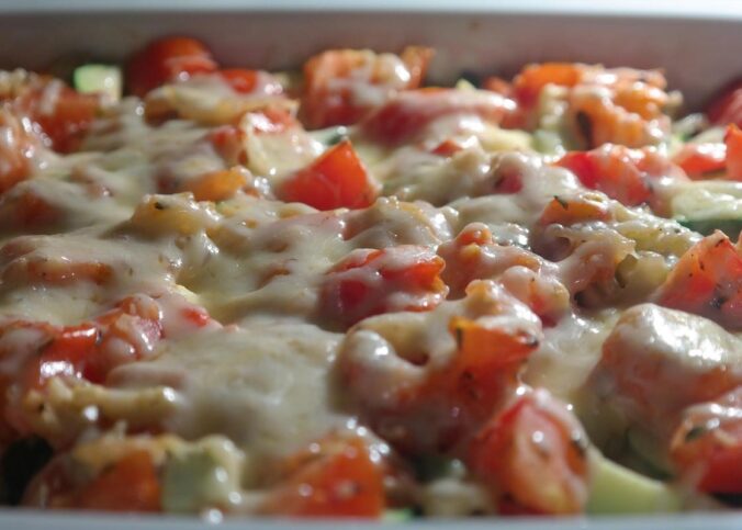 Des légumes gratinés au fromage fondu dans un plat à four