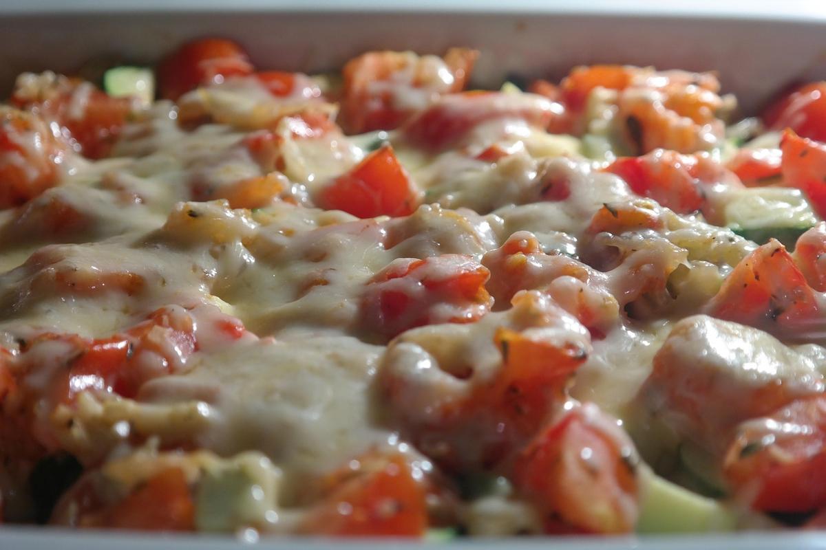 Des légumes gratinés au fromage fondu dans un plat à four