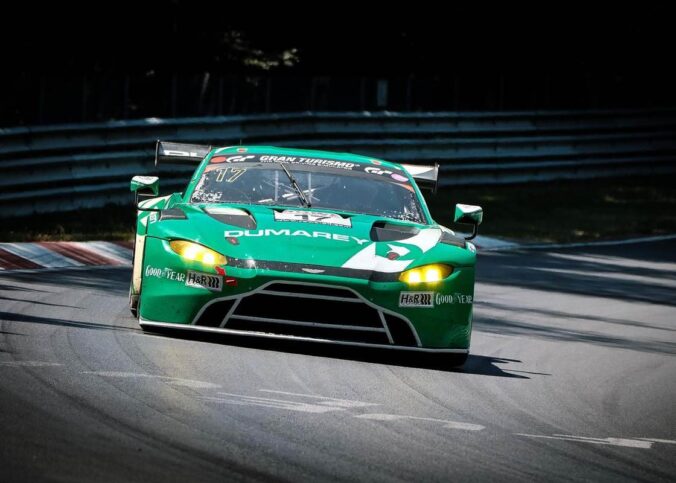 Voiture de course verte sur circuit en pleine dérive