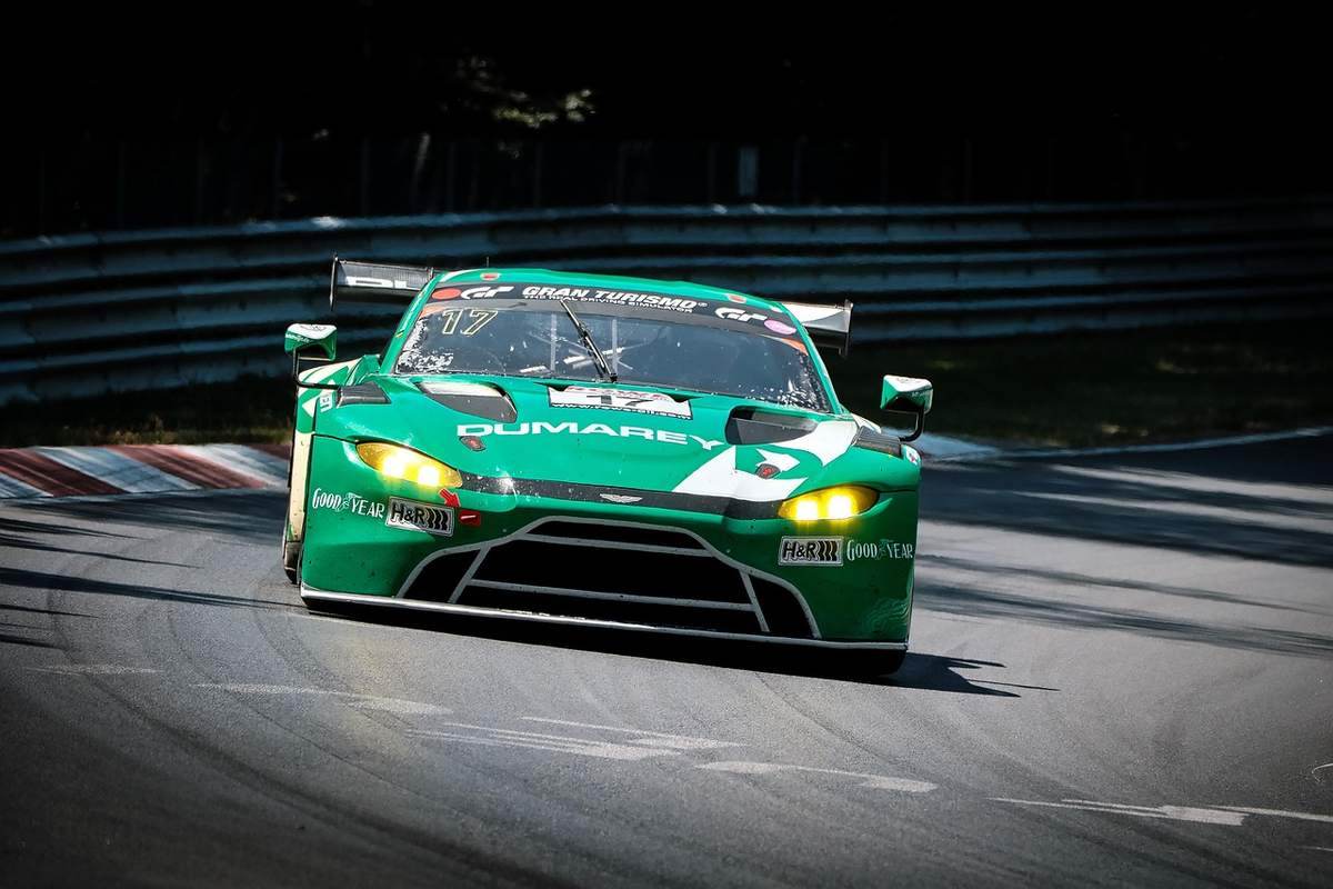 Voiture de course verte sur circuit en pleine dérive