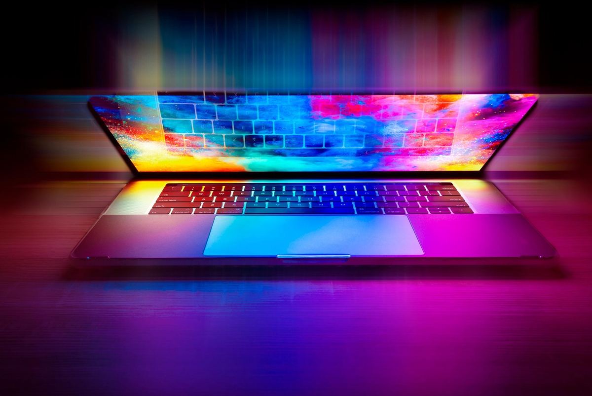 Un ordinateur portable ouvert avec écran arc-en-ciel et clavier rétroéclairé