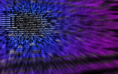 Écran d'ordinateur flou affichant du code informatique en arrière-plan violet