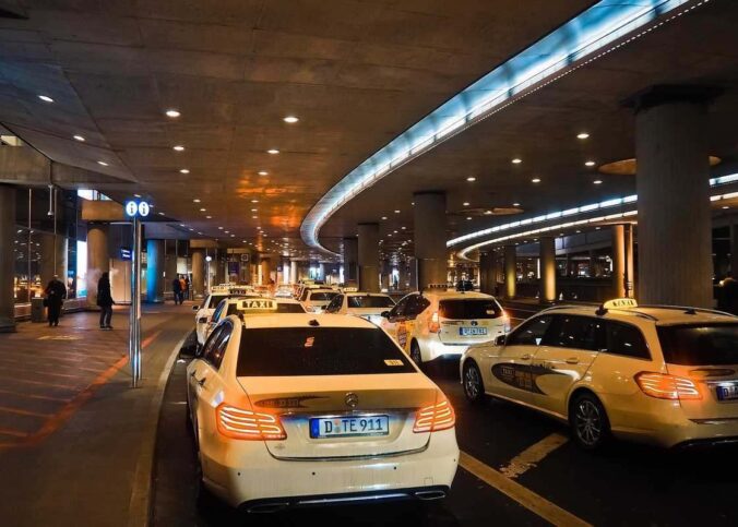 Voiture de taxi stationnée sous un pont routier, éclairage artificiel, nuit