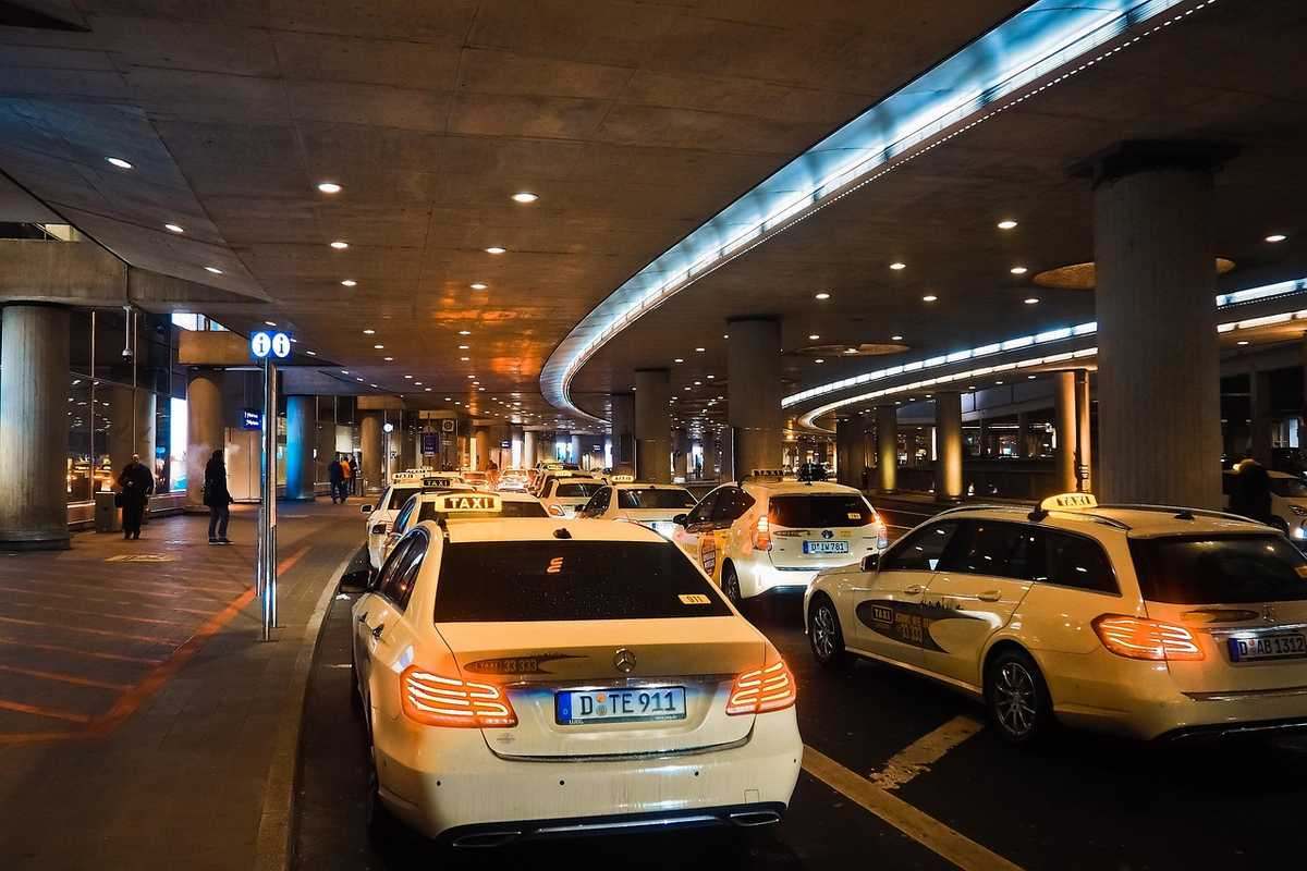 Voiture de taxi stationnée sous un pont routier, éclairage artificiel, nuit